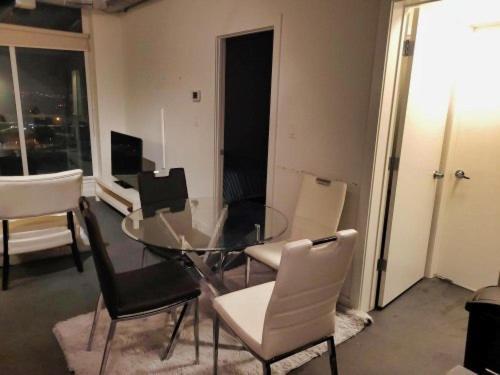Furnished 1 Bedroom In East Village By Signature Suites Ltd YYC Esterno foto